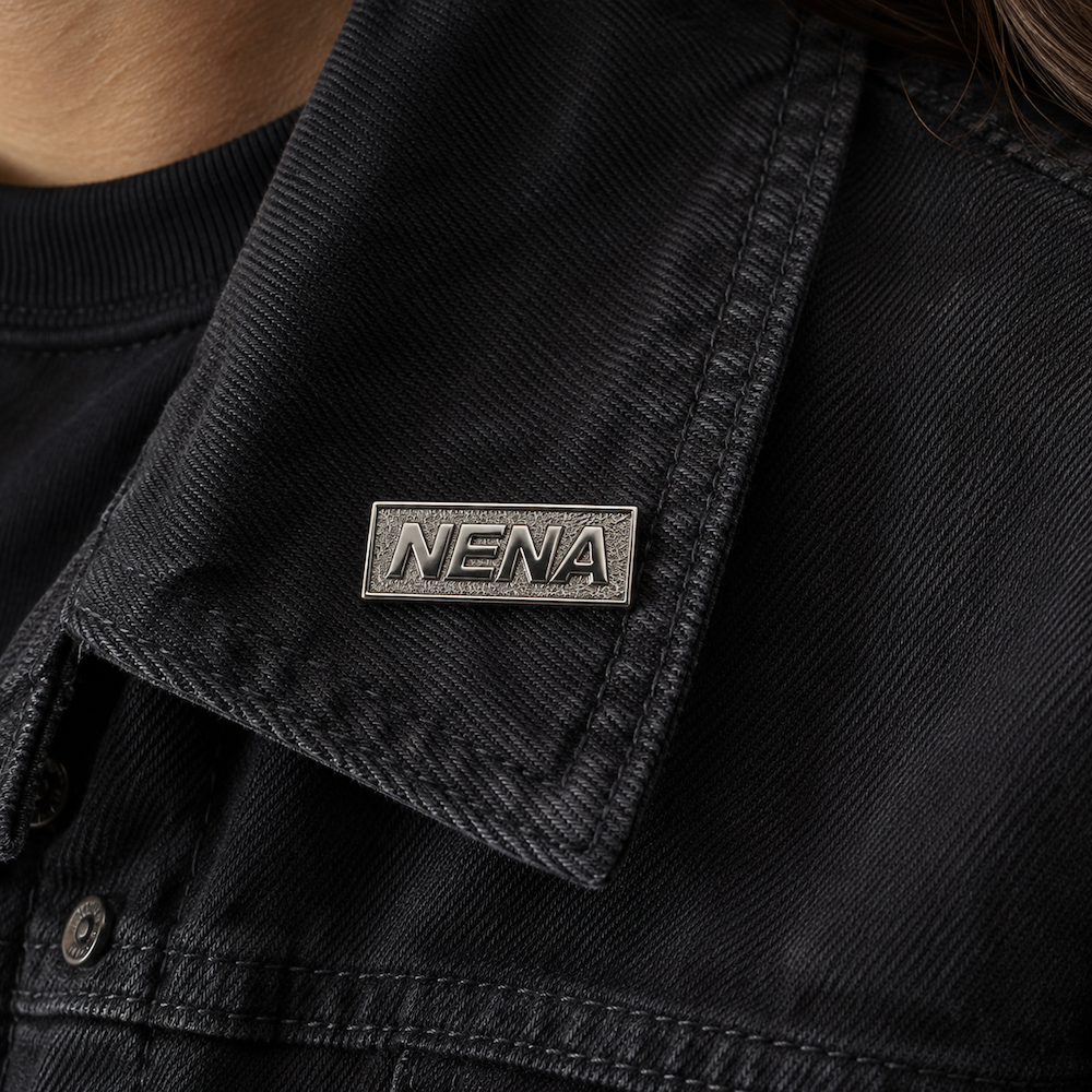 Pin's métallique avec le logo NENA